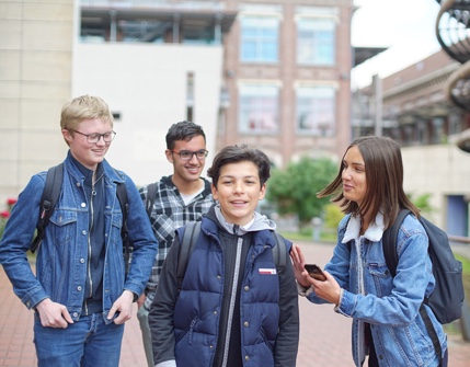 étudiants qui sourient