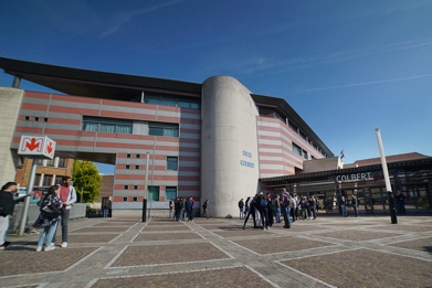 Le lycée et le métro juste devant son entrée